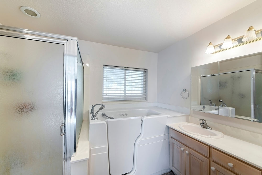 Walk-in Bathtubs for Seniors – Key Benefits and Cost